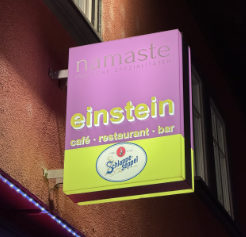 (das) Namaste-Einstein